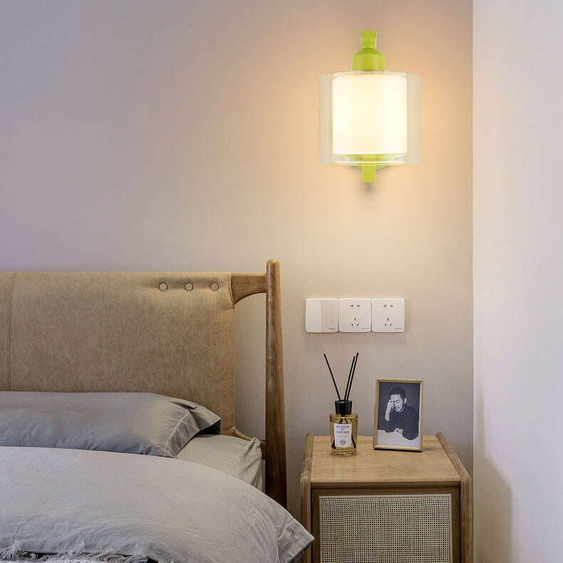 Moderne Art Deco grüne Zylinderbecher Glas Metall 1-Licht Wandleuchte für Schlafzimmer 