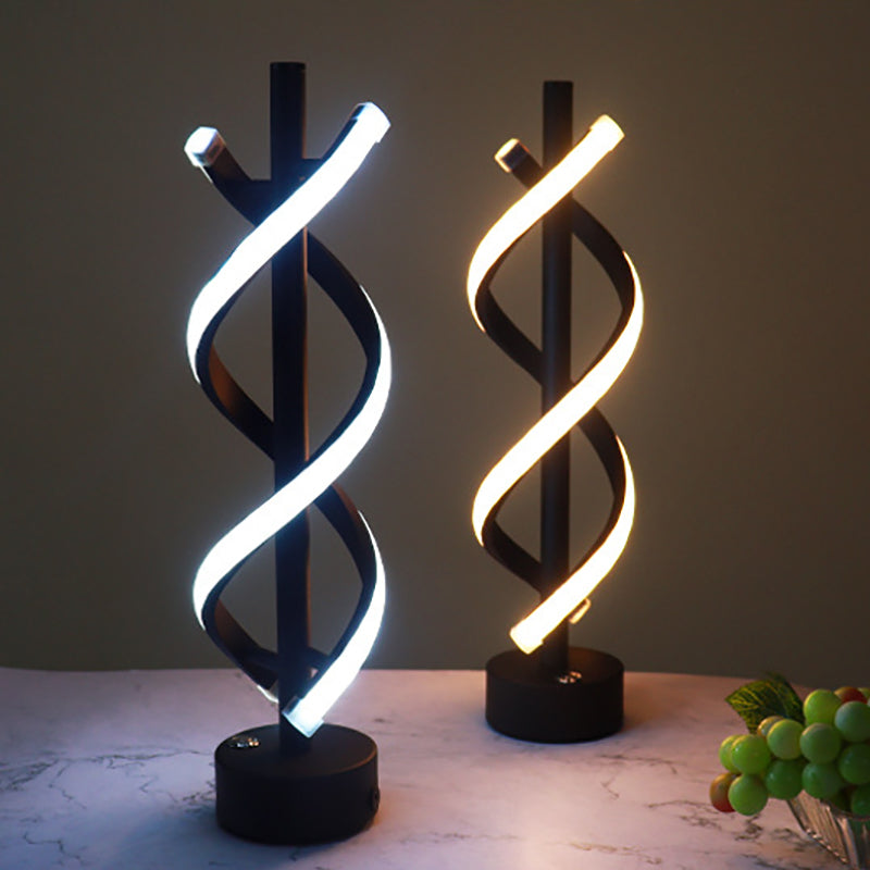 Zeitgenössische nordische Doppelspirale, die Eisenstreifen LED-Tischlampe für Schlafzimmer umwickelt