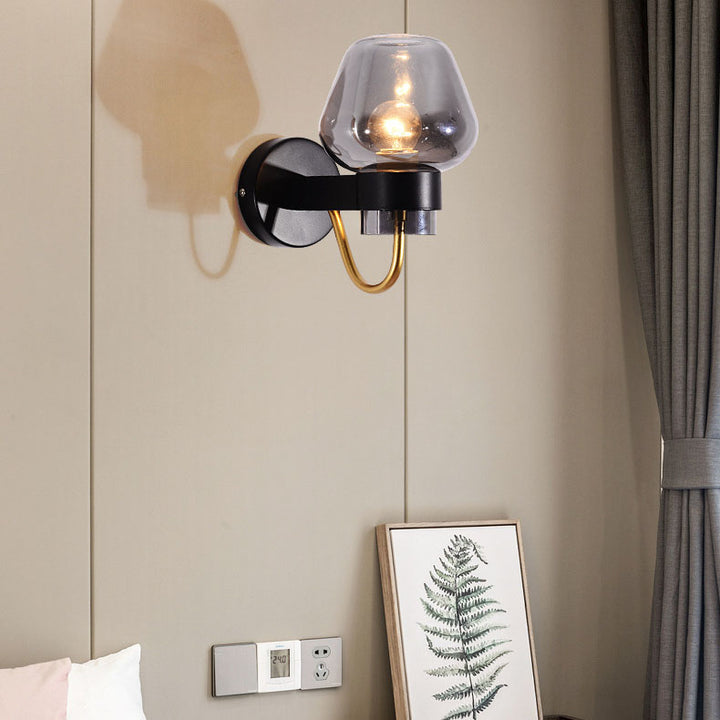 Moderne skandinavische 1-flammige Wandleuchte aus Eisen und Glas im Becher-Design für den Flur 