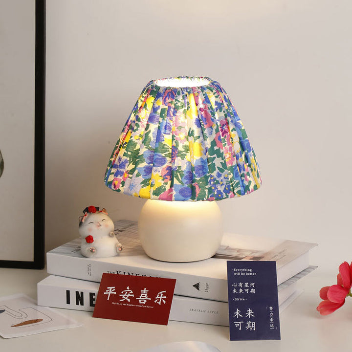Lampe de table 1 lumière avec abat-jour en tissu à motif floral pastoral européen traditionnel et base ronde en céramique pour chambre 
