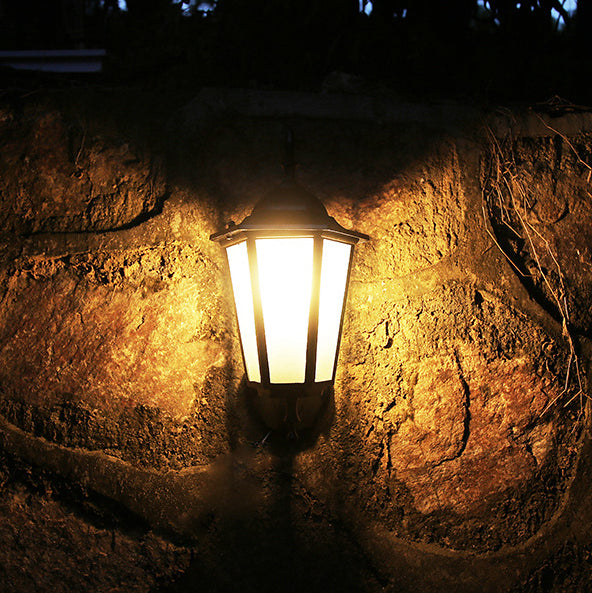 Zeitgenössische industrielle sechseckige Aluminiumrahmen Milchglas 1-Licht Außenwandleuchte Lampe für Garten 