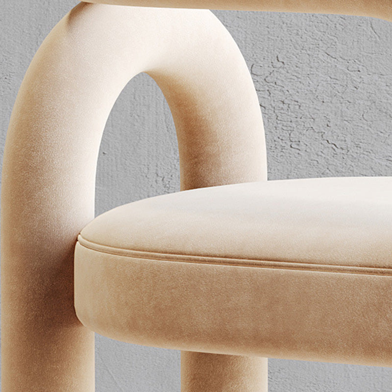 Chaise contemporaine en velours scandinave incurvé avec dossier en acier au carbone pour salon 