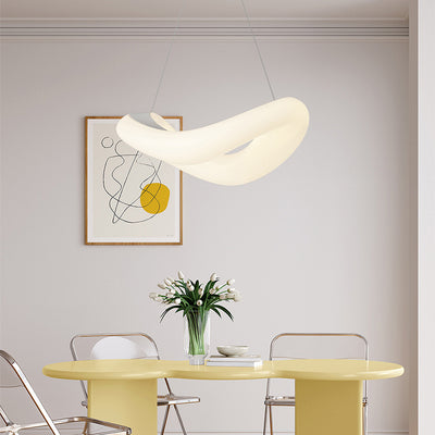 Lámpara colgante LED de hardware de anillo de onda PE minimalista moderna para dormitorio 
