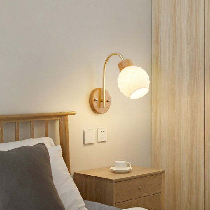 Applique murale contemporaine créative en bois avec abat-jour en verre plissé en forme de fleur d'orchidée à 1 lumière pour le salon 