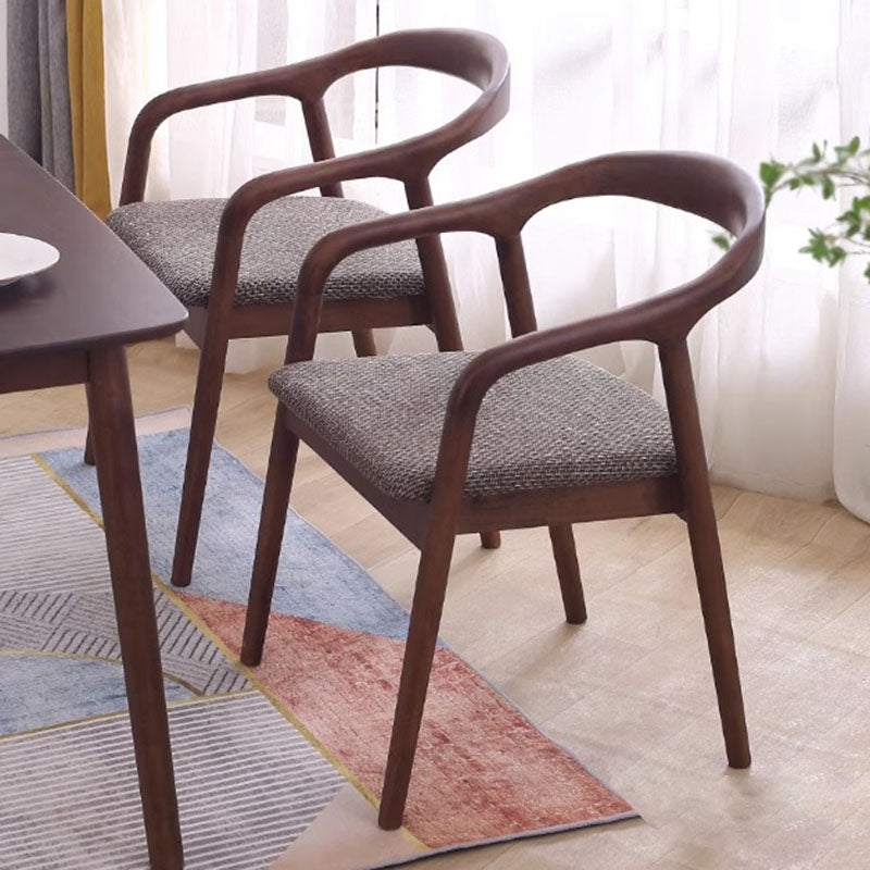 Moderner minimalistischer Esszimmerstuhl mit gebogenem Rahmen aus Kautschukholz, Baumwoll-Leinen-Bezug, Rückenlehne und Armlehnen für das Esszimmer 