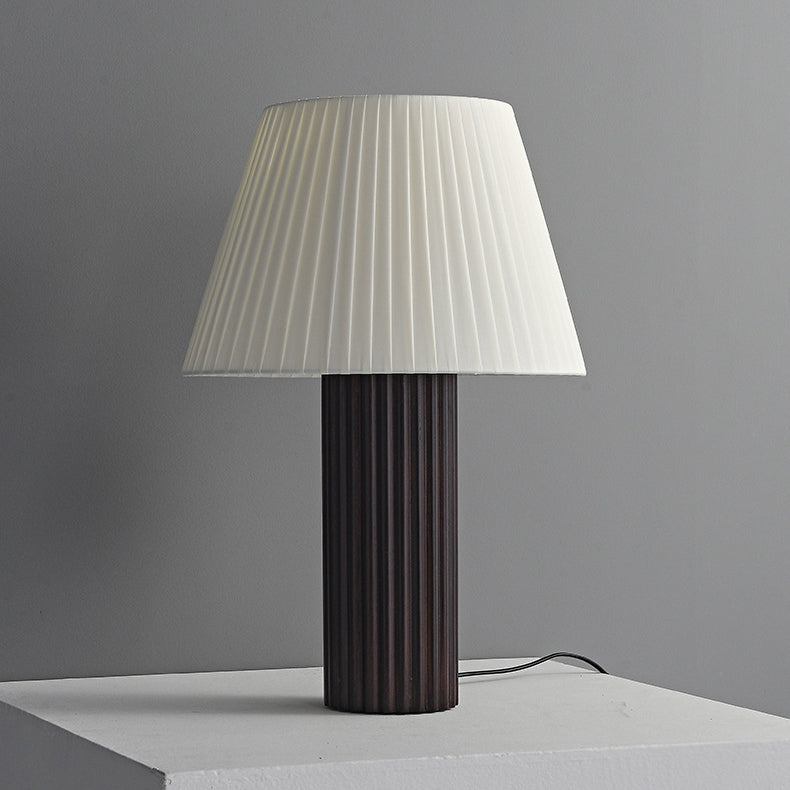 Lámpara de mesa de 1 luz de cilindro retro contemporáneo de madera plisada y tela con latón para mesita de noche 