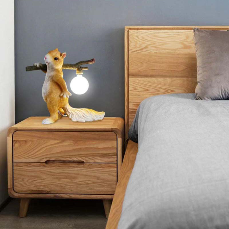 Zeitgenössische kreative Eichhörnchen Harz Glas 1-Licht Tischlampe für Schlafzimmer 