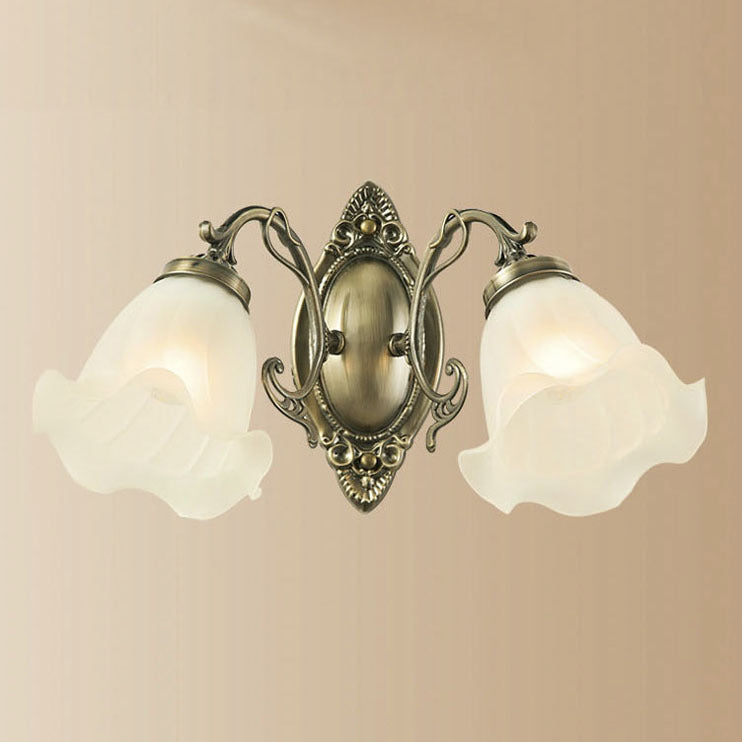 Traditionelle europäische Eisenglas-Blumen-2-Licht-Wandleuchter-Lampe für Wohnzimmer 