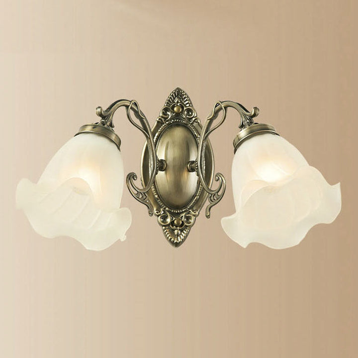 Traditionelle europäische Eisenglas-Blumen-2-Licht-Wandleuchter-Lampe für Wohnzimmer 