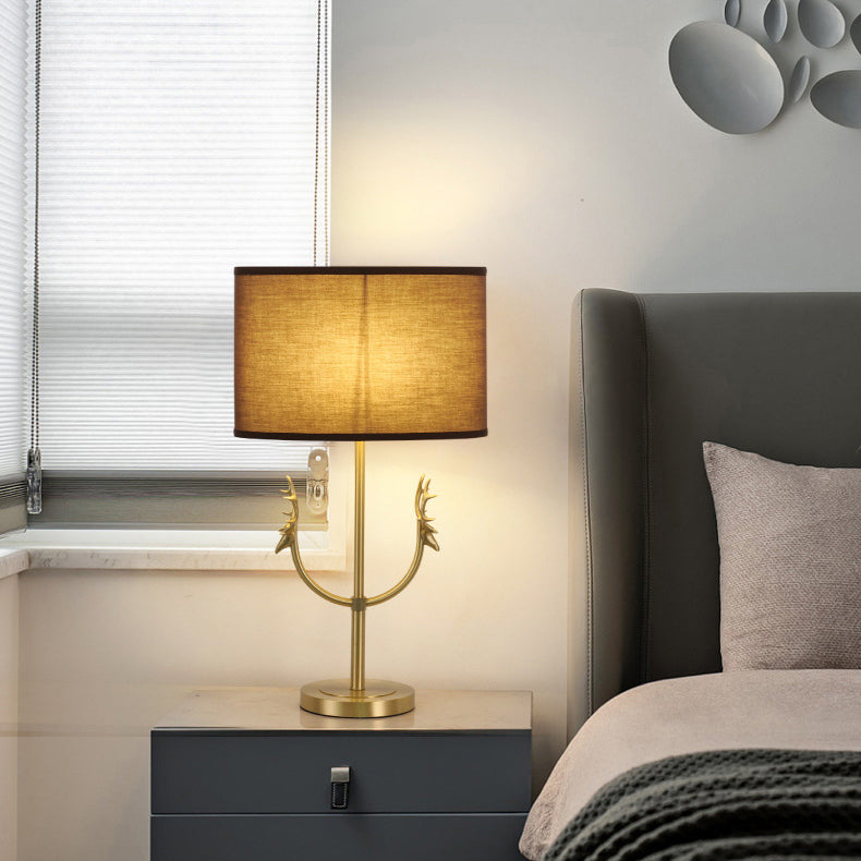 Lámpara de Mesa de 1 Luz con Pantalla de Tela Retro Contemporánea y Cilindro de Latón con Ciervo para Mesita de Noche 