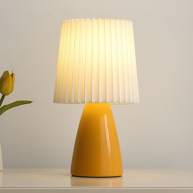 Zeitgenössische skandinavische Tischlampe mit plissiertem Stoffschirm und Glasfuß, 1-Licht, für das Schlafzimmer 
