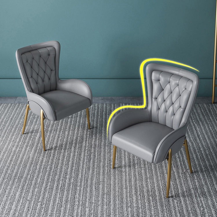 Chaise de salle à manger moderne de luxe en cuir PU carré incurvé avec dossier et accoudoirs en fer pour salle à manger 