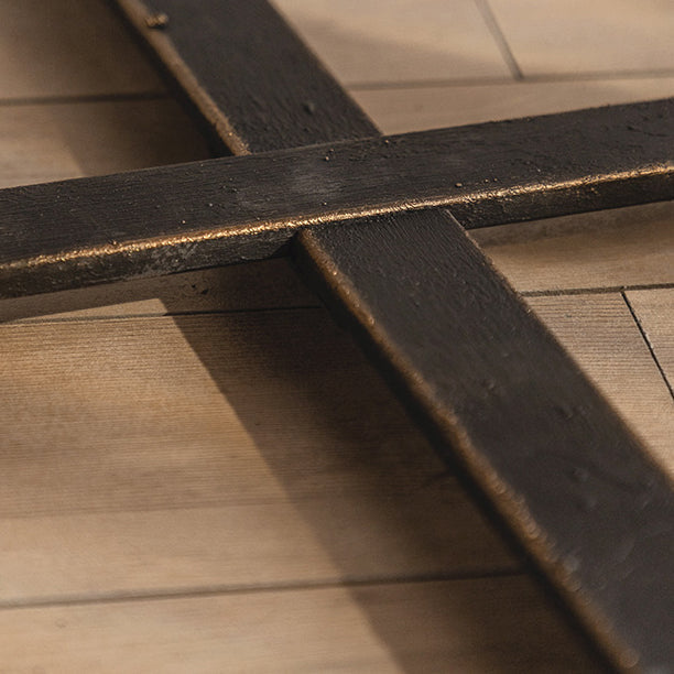 Traditioneller runder Vintage-Couchtisch aus MDF-Holz mit Used-Look und Eisen-Kreuzbeinen für das Wohnzimmer 