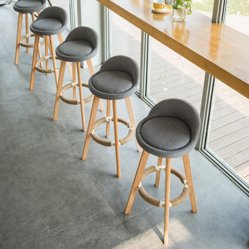 Tabouret de bar pivotant traditionnel vintage avec cadre en bois et tissu rond, dossier bas et repose-pieds pour salle à manger 