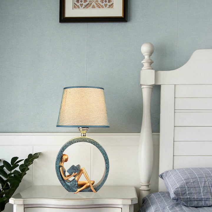 Lampe de table contemporaine créative ronde fille garçon en résine avec tissu 1 lumière pour salon 