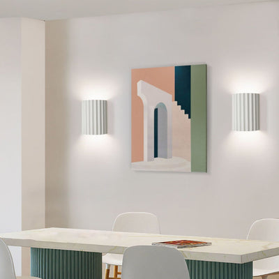 Applique murale moderne minimaliste à rayures verticales en résine à demi-cylindre 2 lumières pour salon 