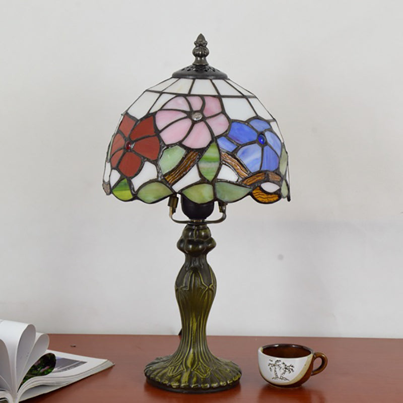 Lámpara de mesa de vidrio teñido de aluminio con flor tradicional Tiffany de 1 luz para dormitorio 