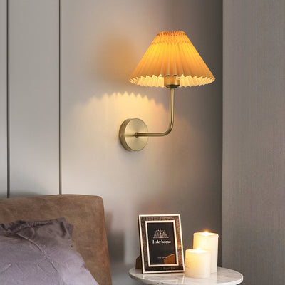 Zeitgenössische Einfachheit Plissee Kegel Eisen Stoff 1-Licht Wandleuchte Lampe für Wohnzimmer 