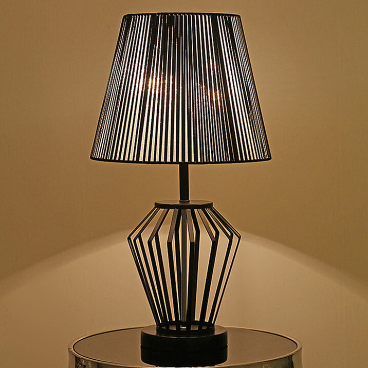 Lámpara de mesa de 1 luz con base hueca de hierro de hilo de seda hecho a mano clásico chino 