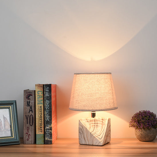 Zeitgenössische skandinavische quadratische Tischlampe mit Keramiksockel und 1 Licht für Schlafzimmer 