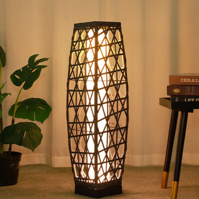 مصباح أرضي LED من الحديد والروطان المنسوج بتصميم عصري بسيط لأربعة أضواء شمسية للاستخدام في الفناء الخارجي 