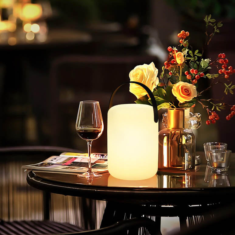 Moderne schlichte LED-Tischlampe aus PE-Kunststoff in runder oder quadratischer Form für die Outdoor-Terrasse 