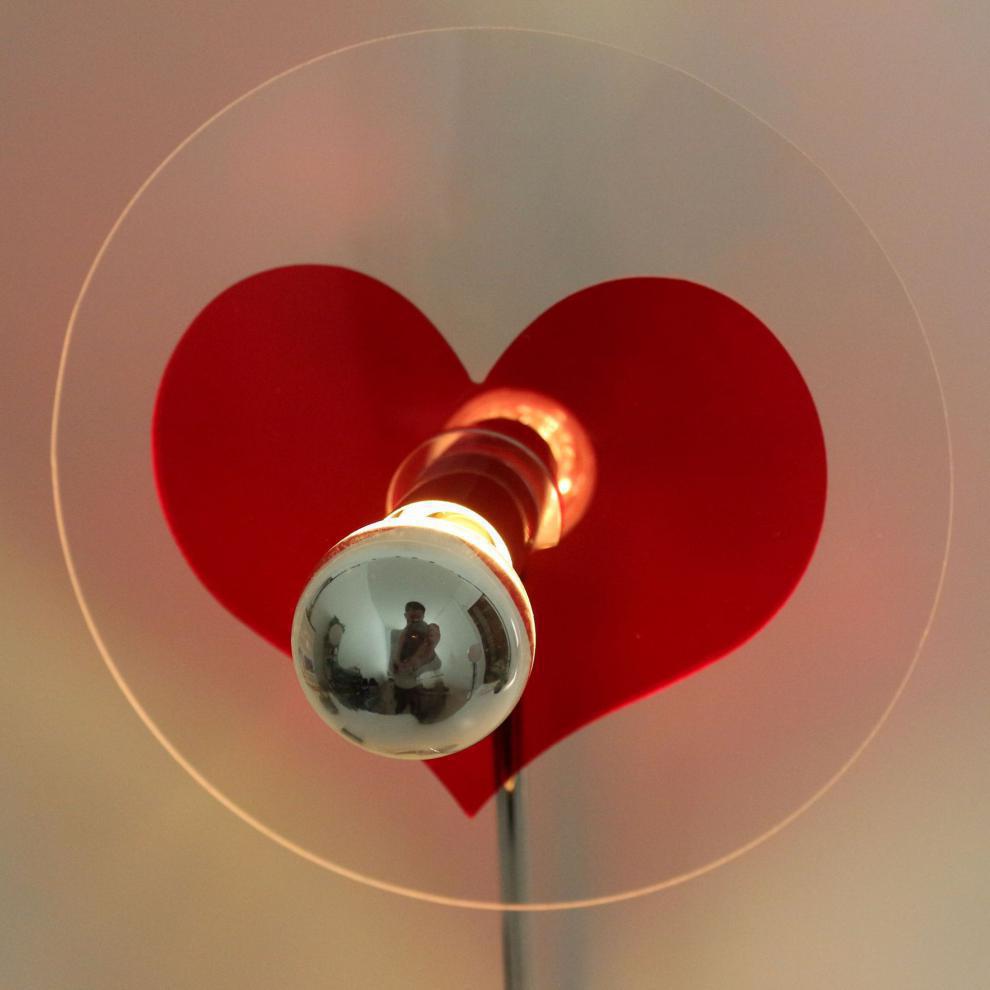 Lampe de table moderne créative en métal rond acrylique à 1 lumière pour chambre 
