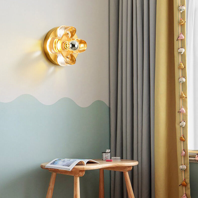 Moderne minimalistische runde quadratische Kleeblatt-Kupferglas-1-Licht-Wandleuchte für Schlafzimmer 