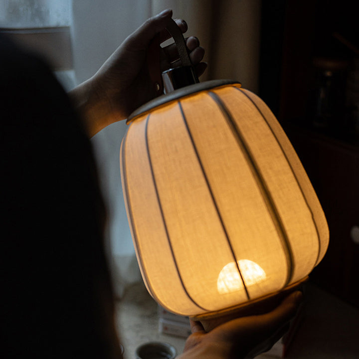 Lámpara de mesa LED de linterna redonda portátil japonesa tradicional de madera, tela de seda y acero inoxidable para sala de estar 