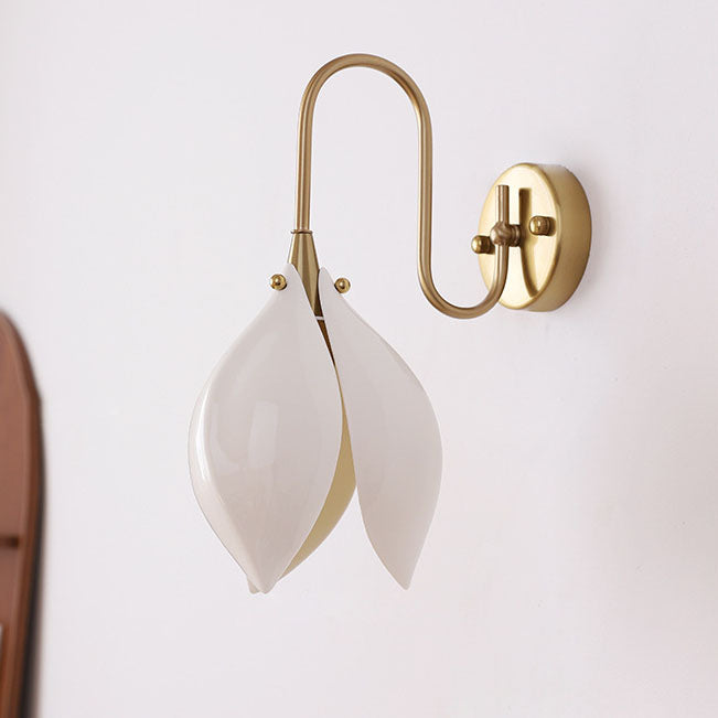 Zeitgenössische Retro-Keramik-Magnolienblumenform Eisenrahmen 1-Licht Wandleuchte für Schlafzimmer 