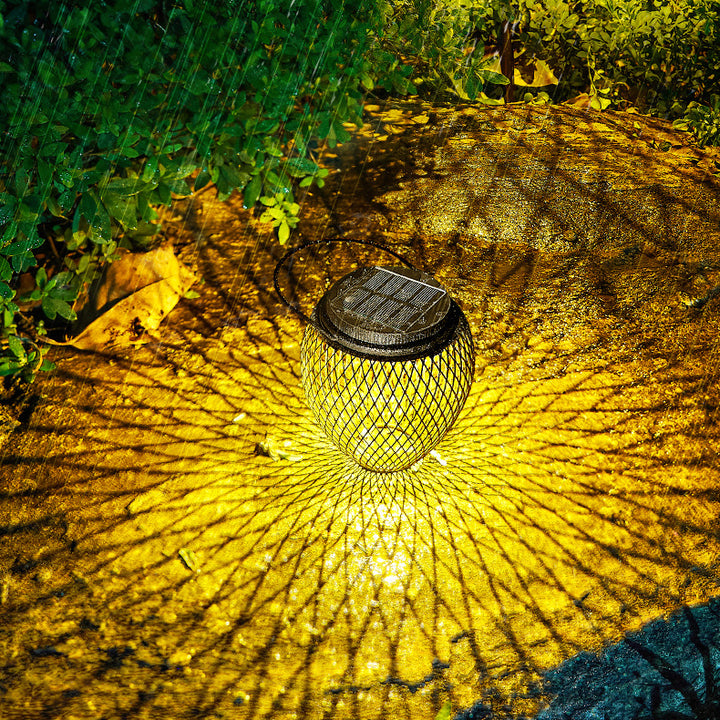 Lanterne étanche solaire traditionnelle européenne en fer ABS creux LED pour éclairage paysager suspendu pour jardin 