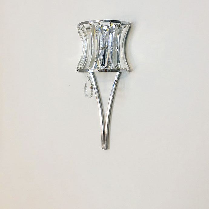 Applique murale contemporaine de luxe avec abat-jour en cristal prismatique clair en fer à 1 lumière pour le salon 