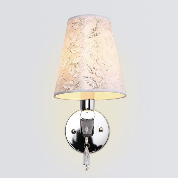 Moderne Übergangs-Blumenmuster-Stoffschirm Galvanisierter Eisenrahmen 1-Licht-Wandleuchte für das Wohnzimmer 