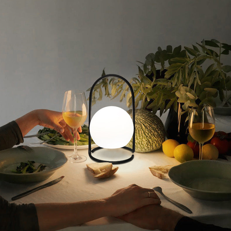 Lampe de table LED suspendue rechargeable en forme de boule, œuf, cube, cylindre en métal nordique contemporain pour chevet 