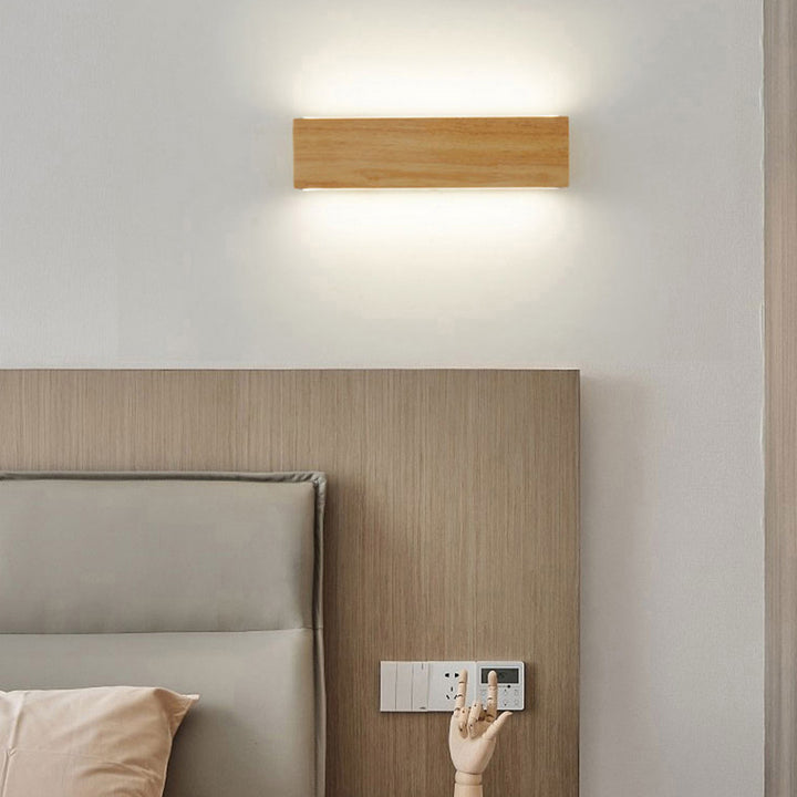 Zeitgenössische skandinavische hölzerne lineare LED-Wandleuchte aus Acryl für Schlafzimmer 