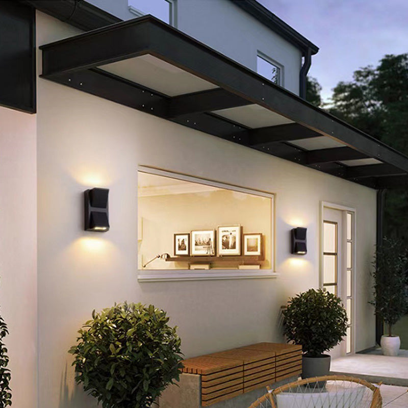 Lampe murale LED extérieure en aluminium rectangulaire triangulaire imperméable à la simplicité moderne pour le jardin 