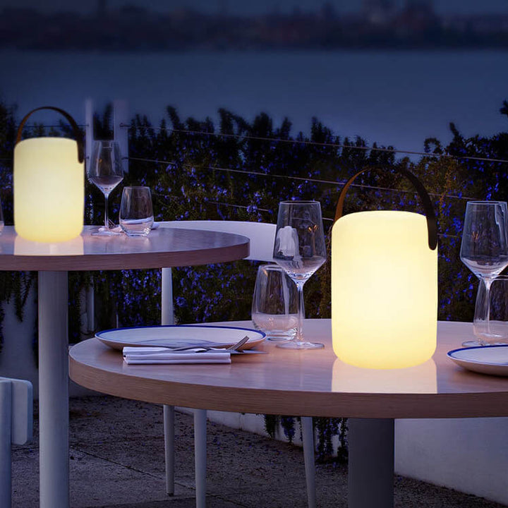 Moderne schlichte LED-Tischlampe aus PE-Kunststoff in runder oder quadratischer Form für die Outdoor-Terrasse 