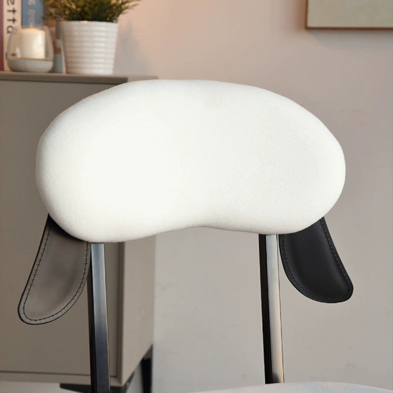 Chaise contemporaine créative en forme de chiot en velours rembourré avec cadre en acier inoxydable, dossier ouvert et sans accoudoirs pour le salon 