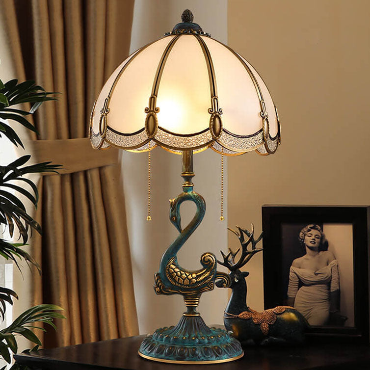 Traditionelle 2-flammige Tischlampe mit Schwanensockel aus Kupfer und europäischem Buntglas für Schlafzimmer und Homeoffice 