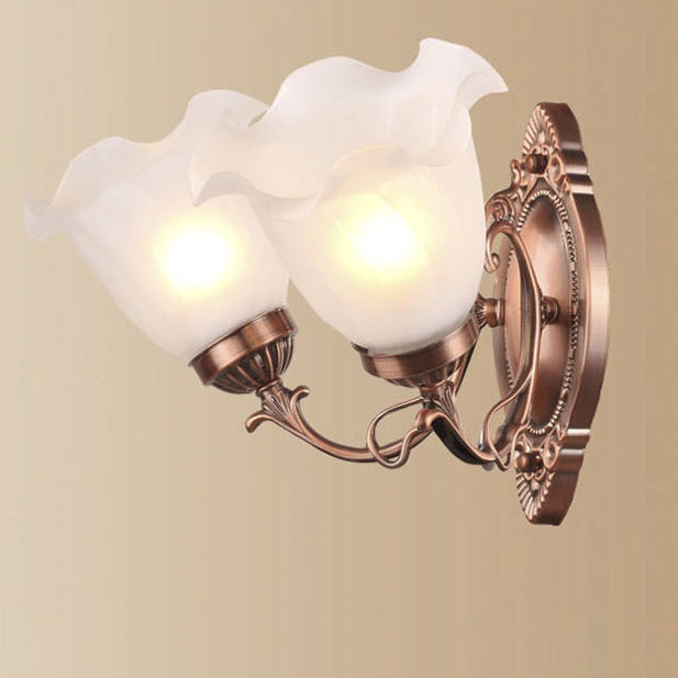 Traditionelle europäische Eisenglas-Blumen-2-Licht-Wandleuchter-Lampe für Wohnzimmer 