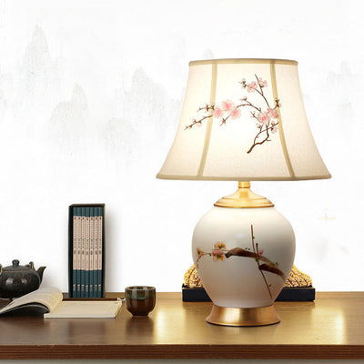 Lámpara de mesa de 1 luz con base de cerámica y pantalla de tela bordada con flor de ciruelo china tradicional para dormitorio 