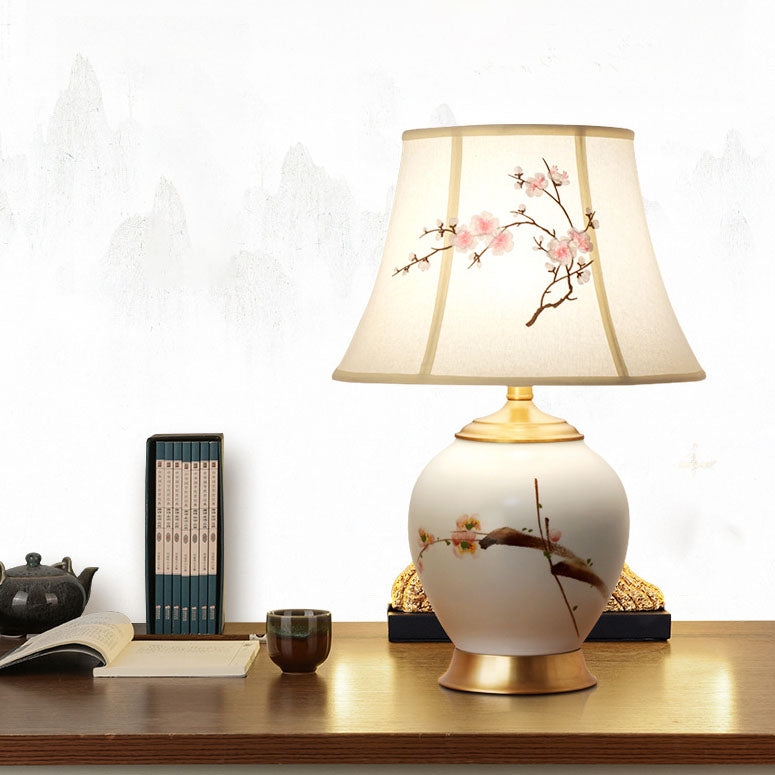 Lámpara de mesa de 1 luz con base de cerámica y pantalla de tela bordada con flor de ciruelo china tradicional para dormitorio 