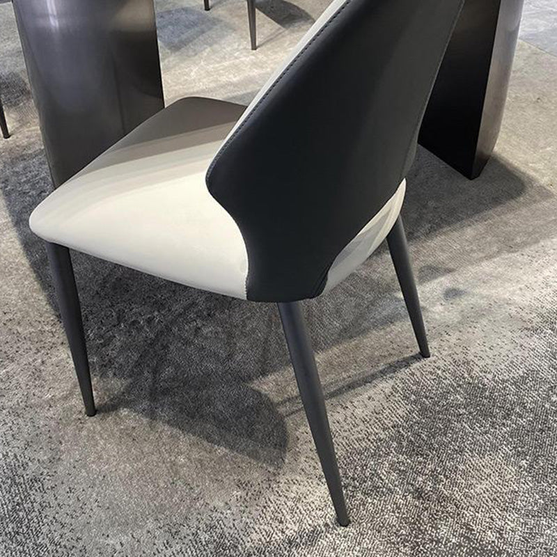 Zeitgenössischer Luxus Esszimmerstuhl aus quadratischem Mikrofaserleder und Karbonstahl mit Rückenlehne für das Esszimmer 