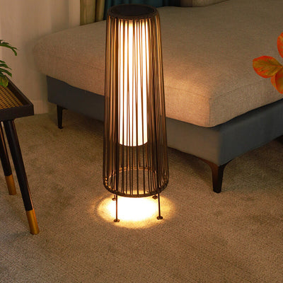 Moderne minimalistische solarbetriebene wasserdichte runde vertikale Zugleiste aus Eisen-Rattan-LED-Stehlampe für die Außenterrasse 