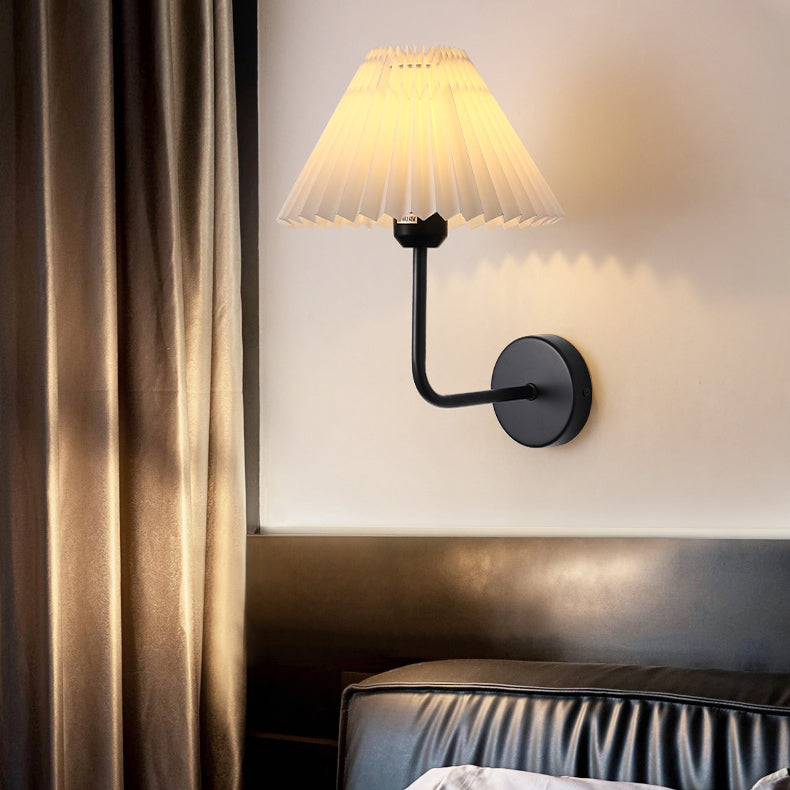 Zeitgenössische Einfachheit Plissee Kegel Eisen Stoff 1-Licht Wandleuchte Lampe für Wohnzimmer 