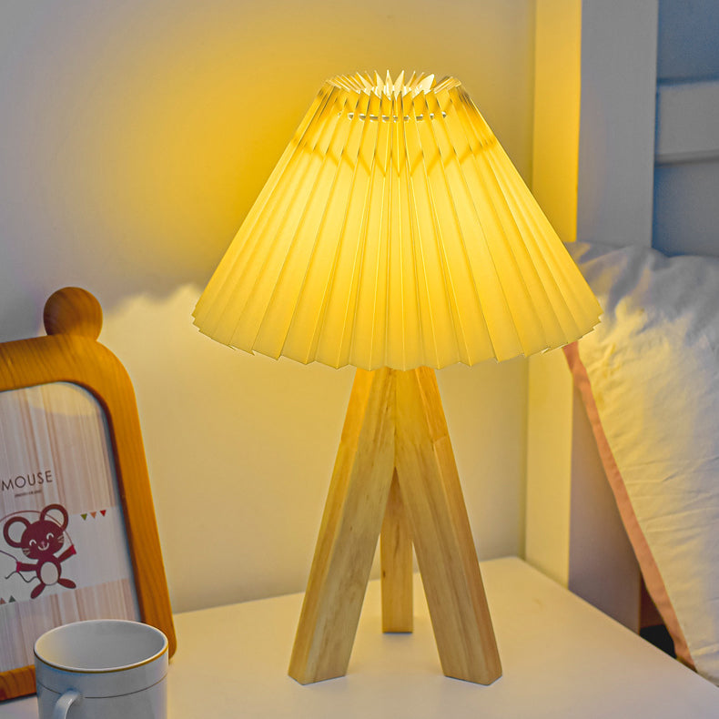 Lampe de table LED en bois massif avec base trépied ronde de style bohème contemporain en tissu pour chambre à coucher 