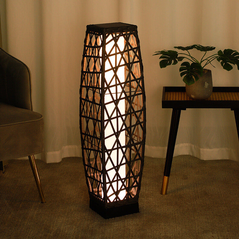 مصباح أرضي LED من الحديد والروطان المنسوج بتصميم عصري بسيط لأربعة أضواء شمسية للاستخدام في الفناء الخارجي 
