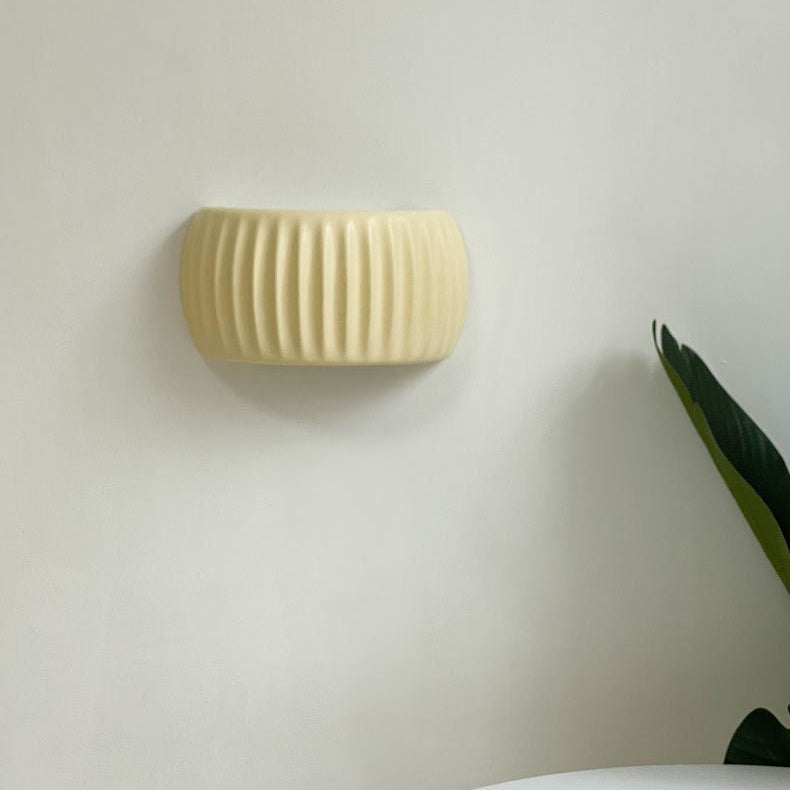 Lámpara de Aplique de Pared de 2 Luces con Pantalla Semicircular de Resina Acanalada Crema Nórdica Contemporánea para Dormitorio 