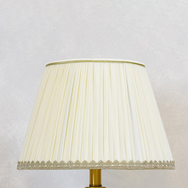 Traditionelle chinesische Vogel- und Blumenzylinder-Hardware-Keramikgewebe-1-Licht-Tischlampe für Schlafzimmer 