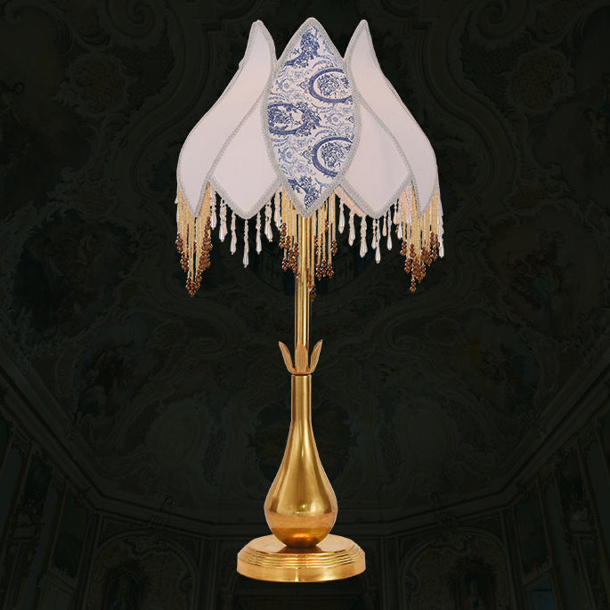 Traditionelle französische Tischlampe in Lotusform mit 1 Licht und Stoffquaste aus antikem Messing für das Home Office 